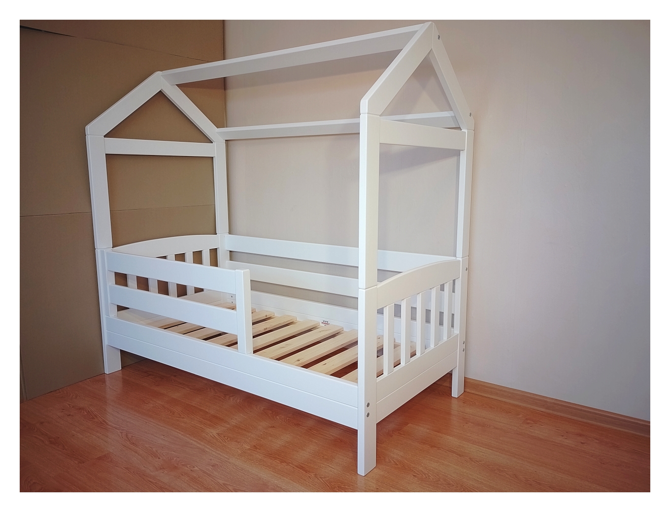 Poolmadal majavoodi 70×140 turvapiiretega. Valge