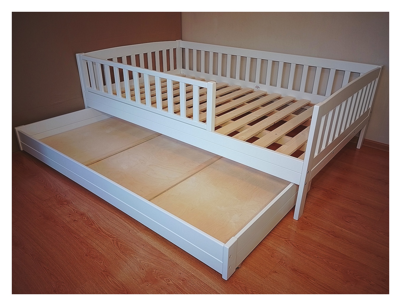 lastevoodi 120x200 pesukastiga