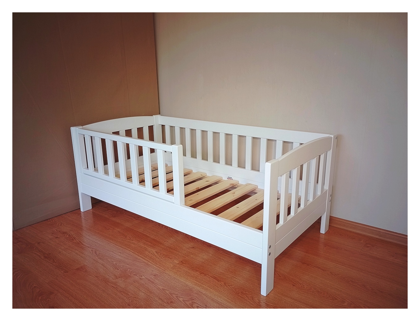 Poolmadal voodi 70×140 turvapiiretega. Valge