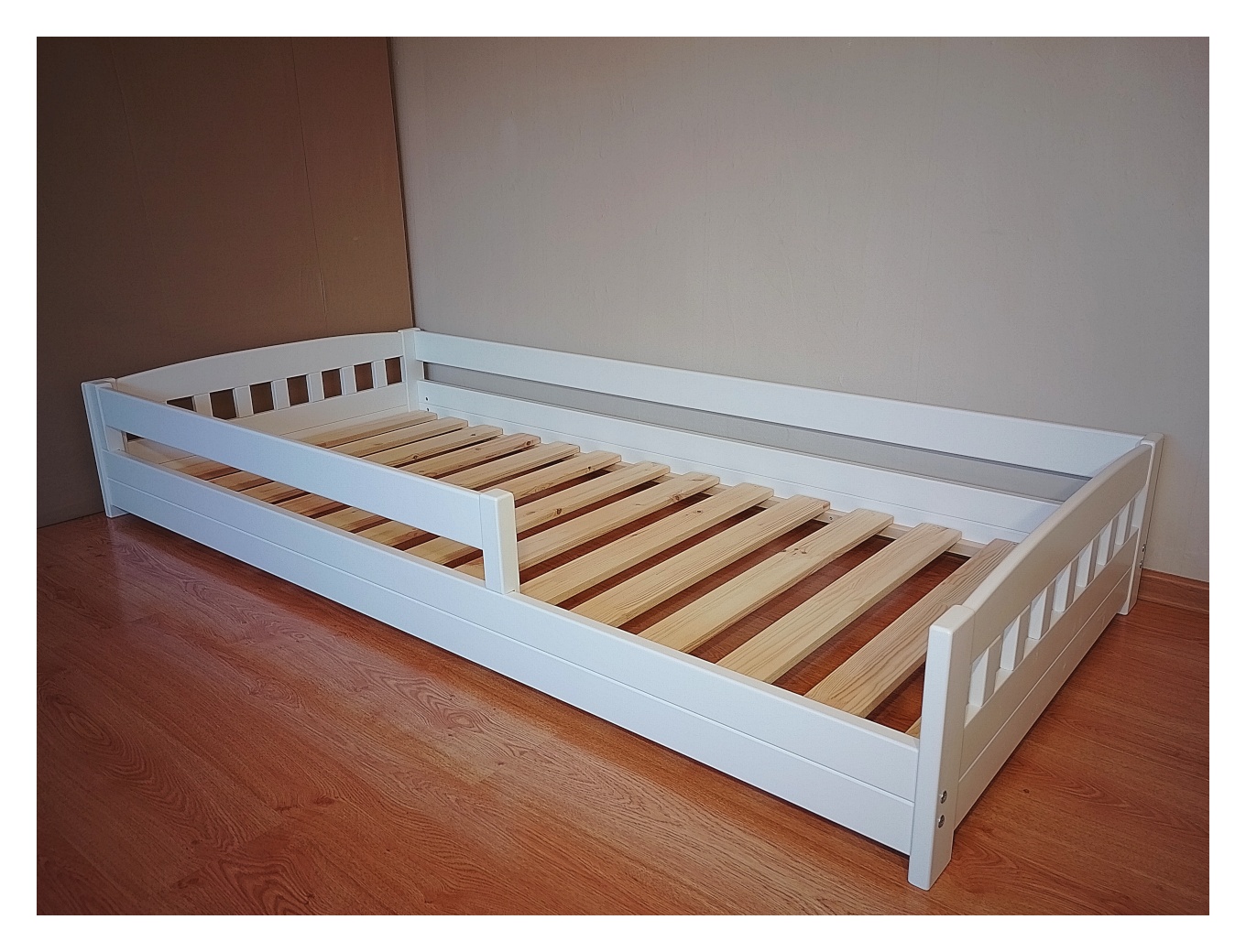 Madal voodi turvapiiretega 90×200 cm. Valge