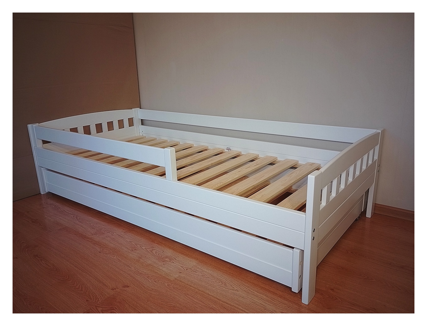 Voodi 90×200 turvapiirete ja lisavoodiga. Valge